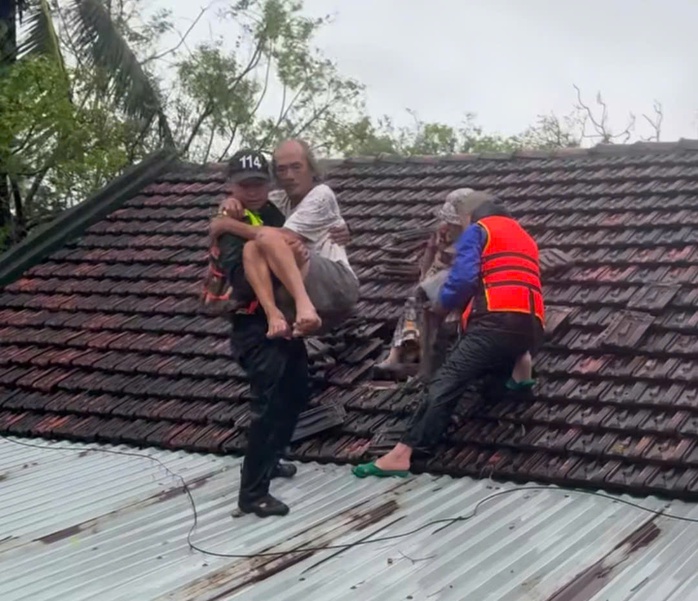 Trái tim miền Trung nhận 431 triệu đồng hỗ trợ nạn nhân lũ lịch sử tại Phú Yên - Ảnh 1.