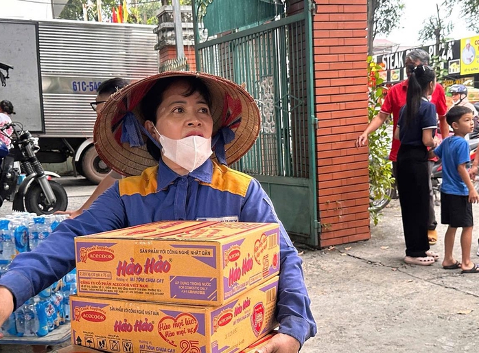 Người dân TPHCM thảo thơm, ủng hộ hàng trăm tấn hàng hóa gửi đến vùng lũ - Ảnh 3.