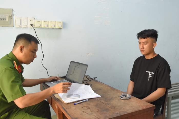 Nam công nhân cướp tiệm vàng Đồng Tháp để mua tivi , tủ lạnh - Ảnh 1.