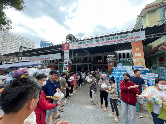 Người dân TPHCM thảo thơm, ủng hộ hàng trăm tấn hàng hóa gửi đến vùng lũ - Ảnh 7.