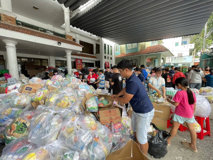 Người dân TPHCM thảo thơm, ủng hộ hàng trăm tấn hàng hóa gửi đến vùng lũ - Ảnh 8.