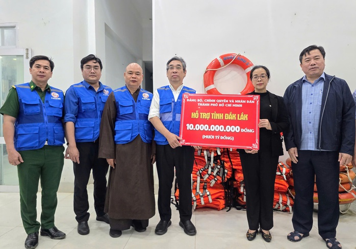 TP HCM trao hỗ trợ tỉnh Đắk Lắk 10 tỉ đồng khắc phục bão lũ - Ảnh 1.
