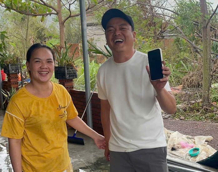 Câu chuyện nhân văn của người cứu hộ đánh rơi điện thọai trong lũ ở Gia Lai - Ảnh 2.