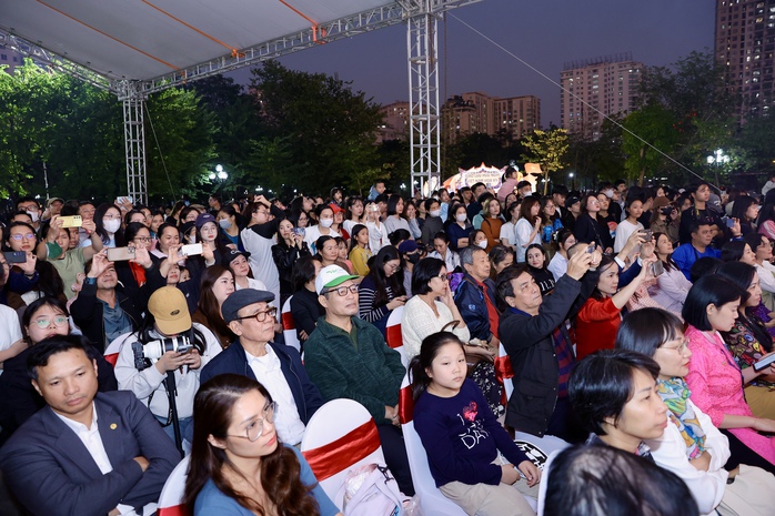 Vietnam-US friendship festival lights up Hanoi in joyful celebration - Ảnh 22.