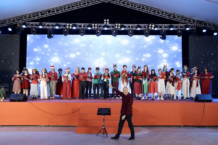 Vietnam-US friendship festival lights up Hanoi in joyful celebration - Ảnh 19.