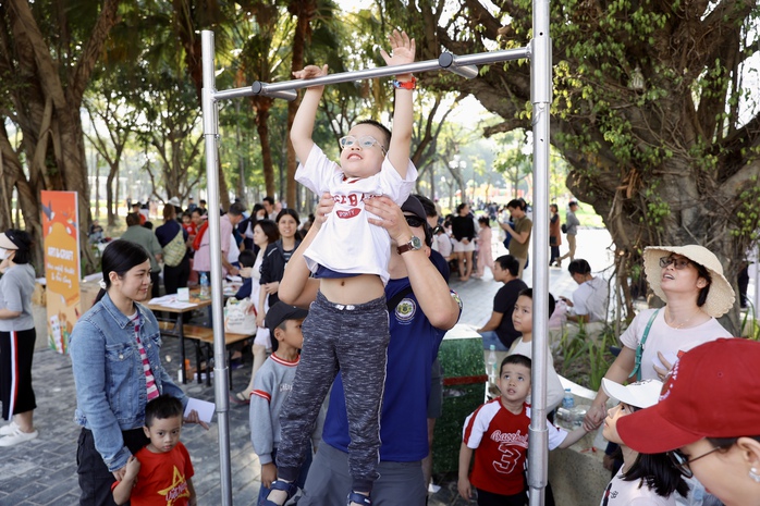 Vietnam-US friendship festival lights up Hanoi in joyful celebration - Ảnh 15.