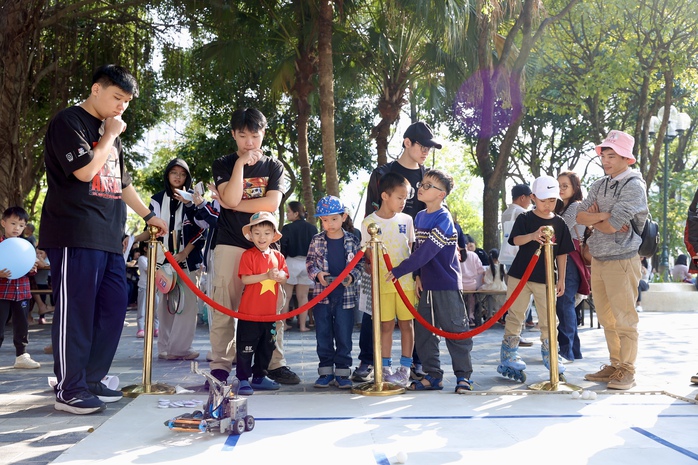 Vietnam-US friendship festival lights up Hanoi in joyful celebration - Ảnh 14.