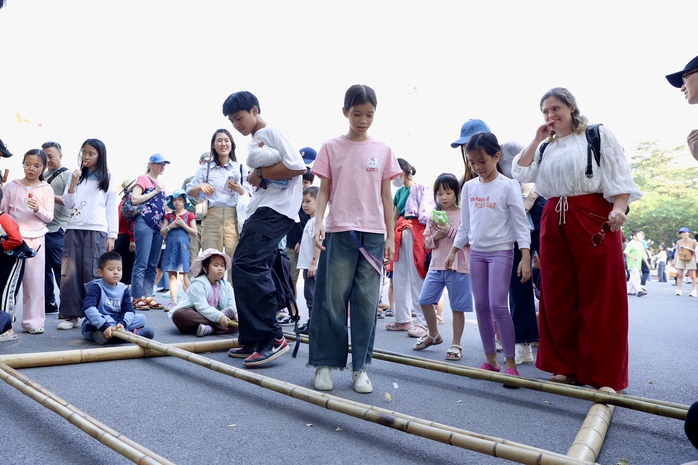 Vietnam-US friendship festival lights up Hanoi in joyful celebration - Ảnh 13.