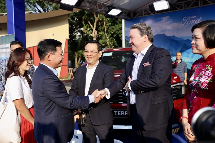 Vietnam-US friendship festival lights up Hanoi in joyful celebration - Ảnh 11.