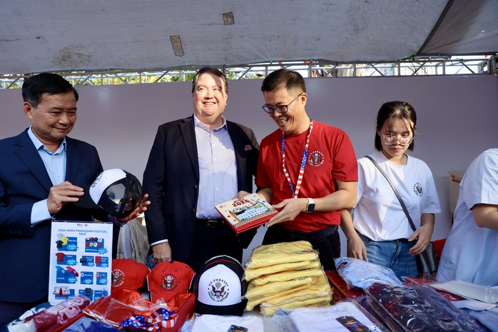 Vietnam-US friendship festival lights up Hanoi in joyful celebration - Ảnh 10.