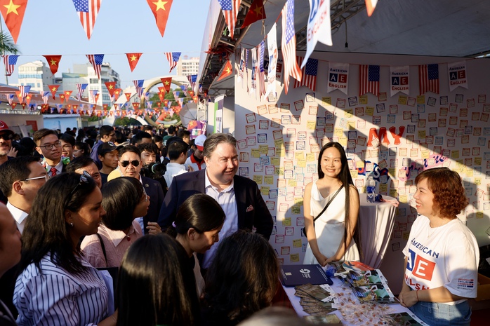 Vietnam-US friendship festival lights up Hanoi in joyful celebration - Ảnh 8.