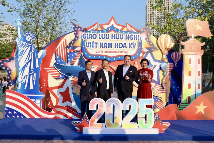 Vietnam-US friendship festival lights up Hanoi in joyful celebration - Ảnh 4.