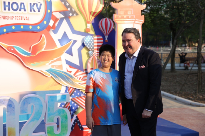 Vietnam-US friendship festival lights up Hanoi in joyful celebration - Ảnh 16.