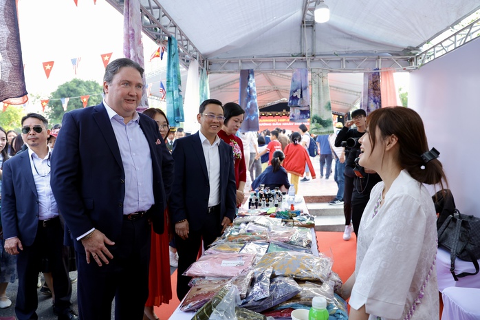 Vietnam-US friendship festival lights up Hanoi in joyful celebration - Ảnh 17.