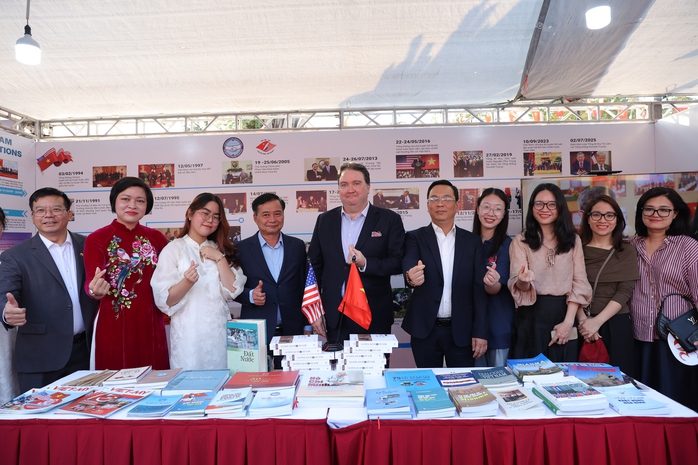 Vietnam-US friendship festival lights up Hanoi in joyful celebration - Ảnh 5.