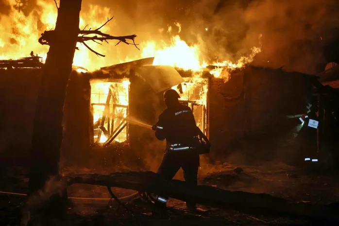 Kế hoạch hòa bình Ukraine thay đổi lớn, loại bỏ điều khoản khó thở cho Ukraine - Ảnh 1.