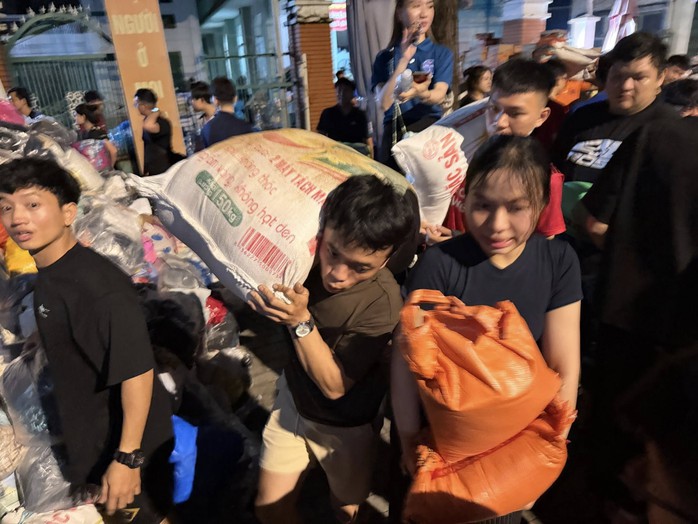 Người dân TPHCM thảo thơm, ủng hộ hàng trăm tấn hàng hóa gửi đến vùng lũ - Ảnh 1.