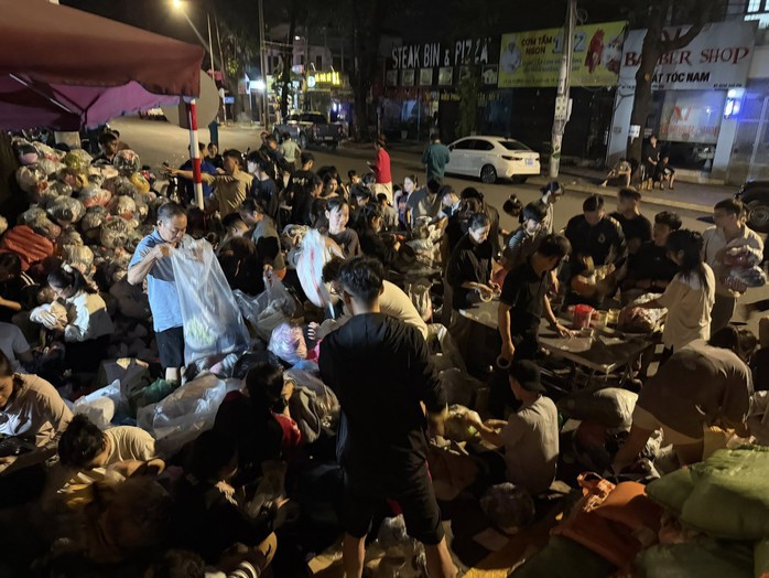 Người dân TPHCM thảo thơm, ủng hộ hàng trăm tấn hàng hóa gửi đến vùng lũ - Ảnh 2.