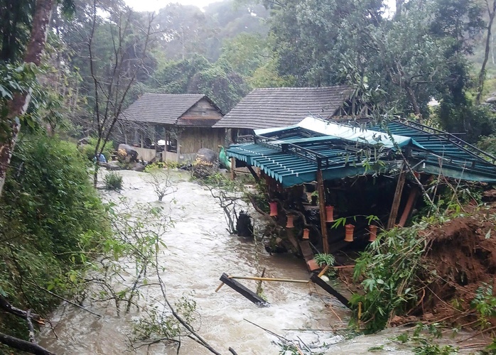 Thác Pa Sỹ tan hoang sau mưa lũ, tạm dừng đón khách du lịch - Ảnh 1.