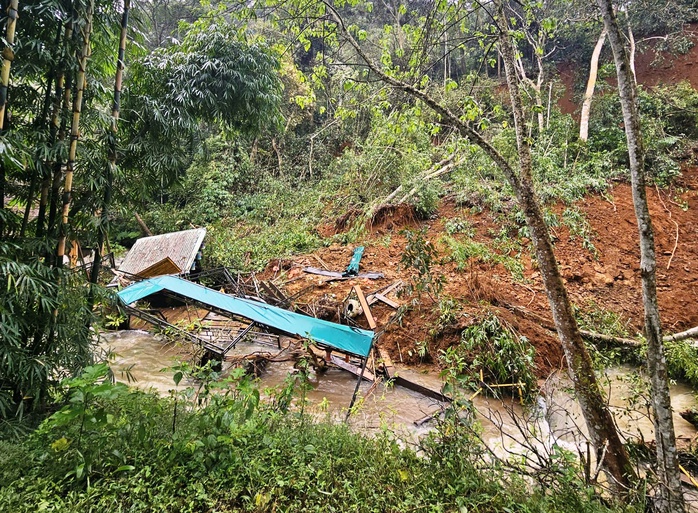 Thác Pa Sỹ tan hoang sau mưa lũ, tạm dừng đón khách du lịch - Ảnh 2.