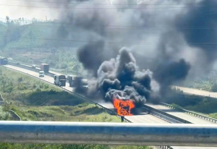 Xe tải bốc cháy ngùn ngụt, cột khói cao cả chục mét trên cao tốc - Ảnh 1.