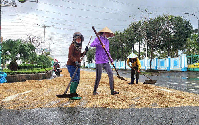 MIỀN TRUNG CẦN LẮM NHỮNG TẤM LÒNG SẺ CHIA: Vượt qua thời khắc khó khăn - Ảnh 1. MIỀN TRUNG CẦN LẮM NHỮNG TẤM LÒNG SẺ CHIA: Vượt qua thời khắc khó khăn - Ảnh 1.
