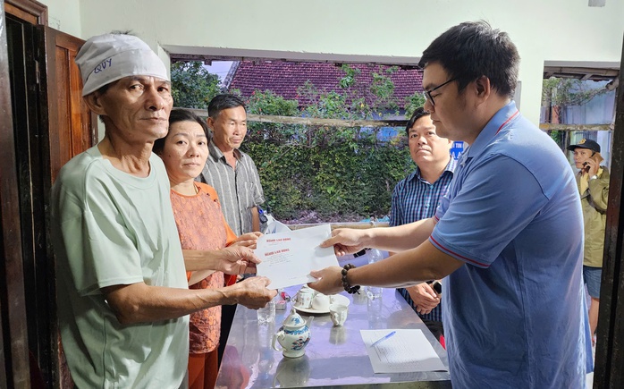 Trái tim miền Trung hỗ trợ gia đình nạn nhân tử vong trong lũ lụt Đắk Lắk - Ảnh 1. Trái tim miền Trung hỗ trợ gia đình nạn nhân tử vong trong lũ lụt Đắk Lắk - Ảnh 1.