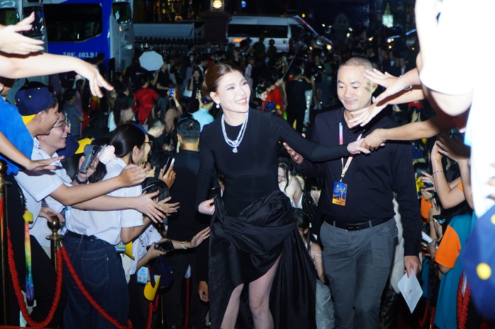 Trấn Thành, dàn mỹ nam "Mưa đỏ"… khuấy động thảm đỏ! - Ảnh 9.