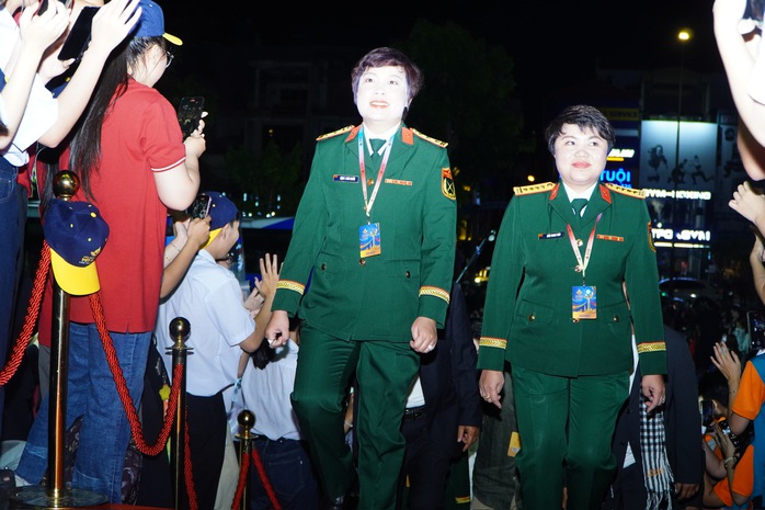 Trấn Thành, dàn mỹ nam "Mưa đỏ"… khuấy động thảm đỏ! - Ảnh 3.