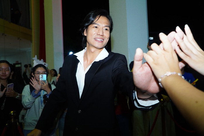 Trấn Thành, dàn mỹ nam "Mưa đỏ"… khuấy động thảm đỏ! - Ảnh 16.