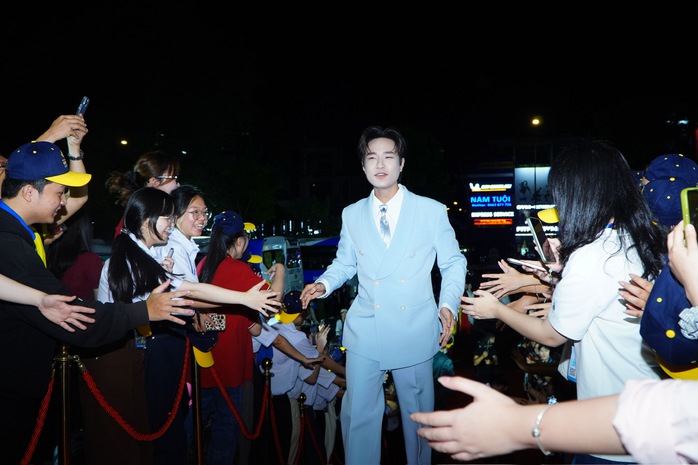 Trấn Thành, dàn mỹ nam "Mưa đỏ"… khuấy động thảm đỏ! - Ảnh 8.