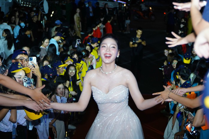 Trấn Thành, dàn mỹ nam "Mưa đỏ"… khuấy động thảm đỏ! - Ảnh 20.