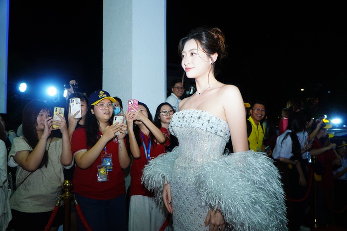 Trấn Thành, dàn mỹ nam "Mưa đỏ"… khuấy động thảm đỏ! - Ảnh 12.