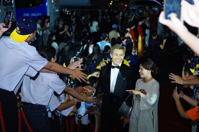 Trấn Thành, dàn mỹ nam "Mưa đỏ"… khuấy động thảm đỏ! - Ảnh 14.