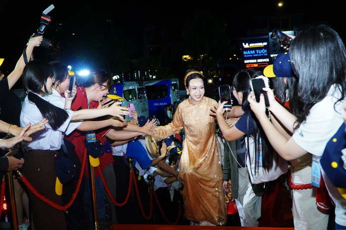 Trấn Thành, dàn mỹ nam "Mưa đỏ"… khuấy động thảm đỏ! - Ảnh 11.