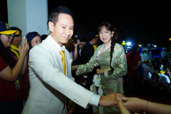 Trấn Thành, dàn mỹ nam "Mưa đỏ"… khuấy động thảm đỏ! - Ảnh 19.