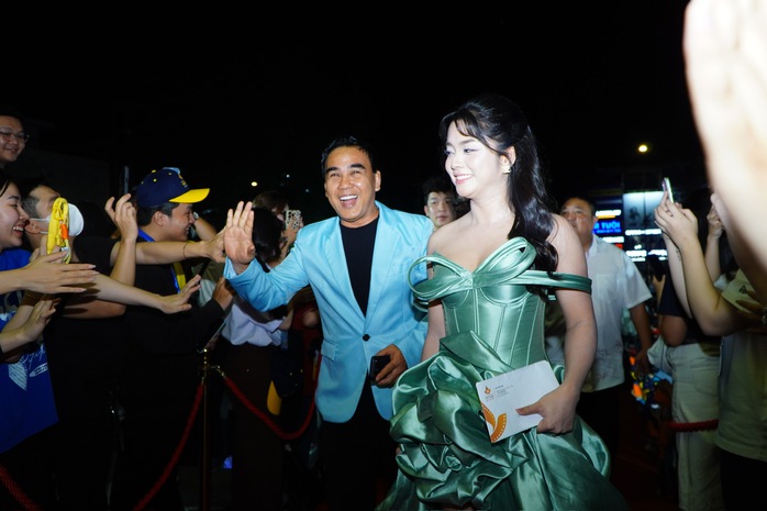 Trấn Thành, dàn mỹ nam "Mưa đỏ"… khuấy động thảm đỏ! - Ảnh 18.