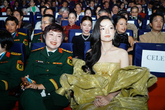 Phim "Mưa đỏ" thắng đậm giải thưởng - Ảnh 11.