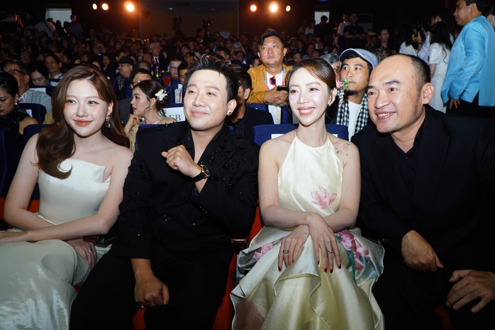 Phim "Mưa đỏ" thắng đậm giải thưởng - Ảnh 10.