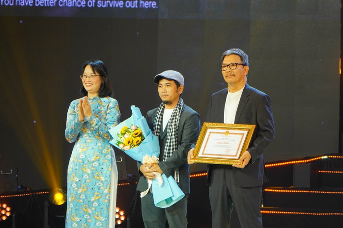 Phim "Mưa đỏ" thắng đậm giải thưởng - Ảnh 6.