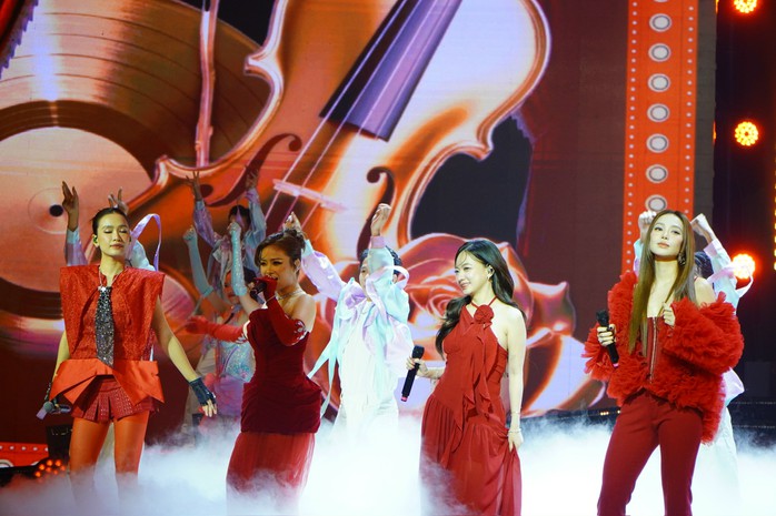 Phim "Mưa đỏ" thắng đậm giải thưởng - Ảnh 9.