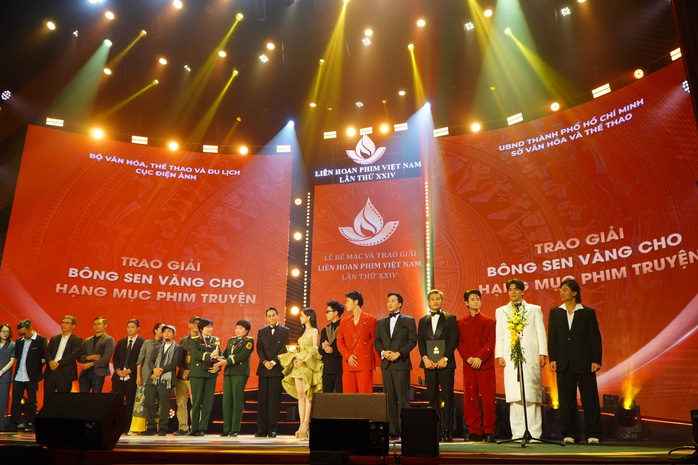 Phim "Mưa đỏ" thắng đậm giải thưởng - Ảnh 1.