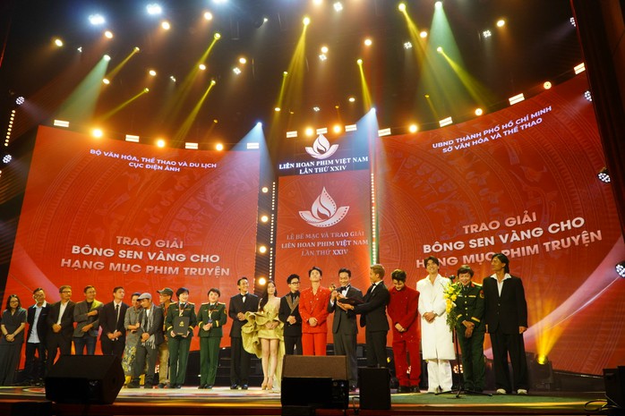 Phim "Mưa đỏ" thắng đậm giải thưởng - Ảnh 2.