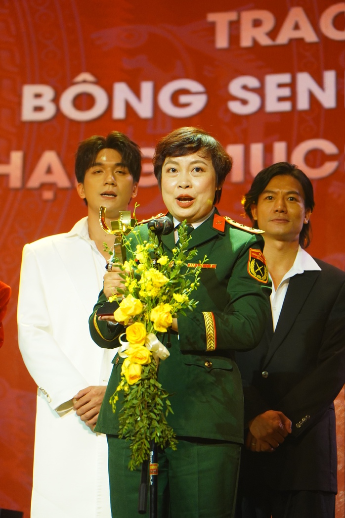 Phim "Mưa đỏ" thắng đậm giải thưởng - Ảnh 4.