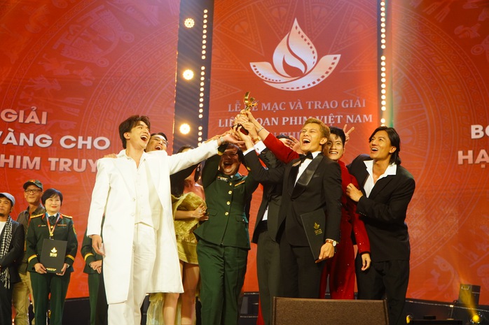 Phim "Mưa đỏ" thắng đậm giải thưởng - Ảnh 3.