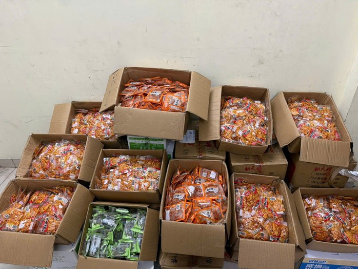 Phát hiện bánh kẹo Tết không rõ xuất xứ gây lo ngại cho sức khỏe người tiêu dùng - Ảnh 2.