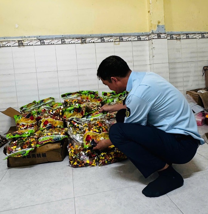 Phát hiện bánh kẹo Tết không rõ xuất xứ gây lo ngại cho sức khỏe người tiêu dùng - Ảnh 1.