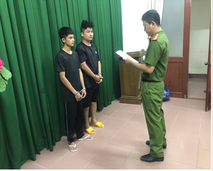 Vĩnh Long: Danh tính 2 nghi phạm gây án mạng tại quán karaoke - Ảnh 1.