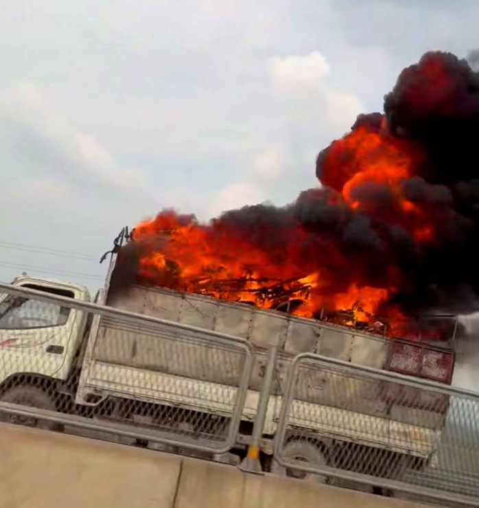 Xe tải bất ngờ bốc cháy dữ dội khi đang lưu thông trên tuyến cao tốc đoạn Hàm Nghi – Vũng Áng - Ảnh 2.