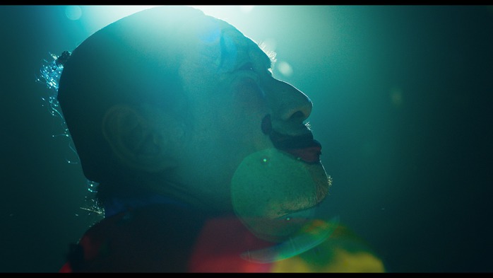 Kiều Minh Tuấn khó nhận ra khi hóa... chú hề! - Ảnh 4.